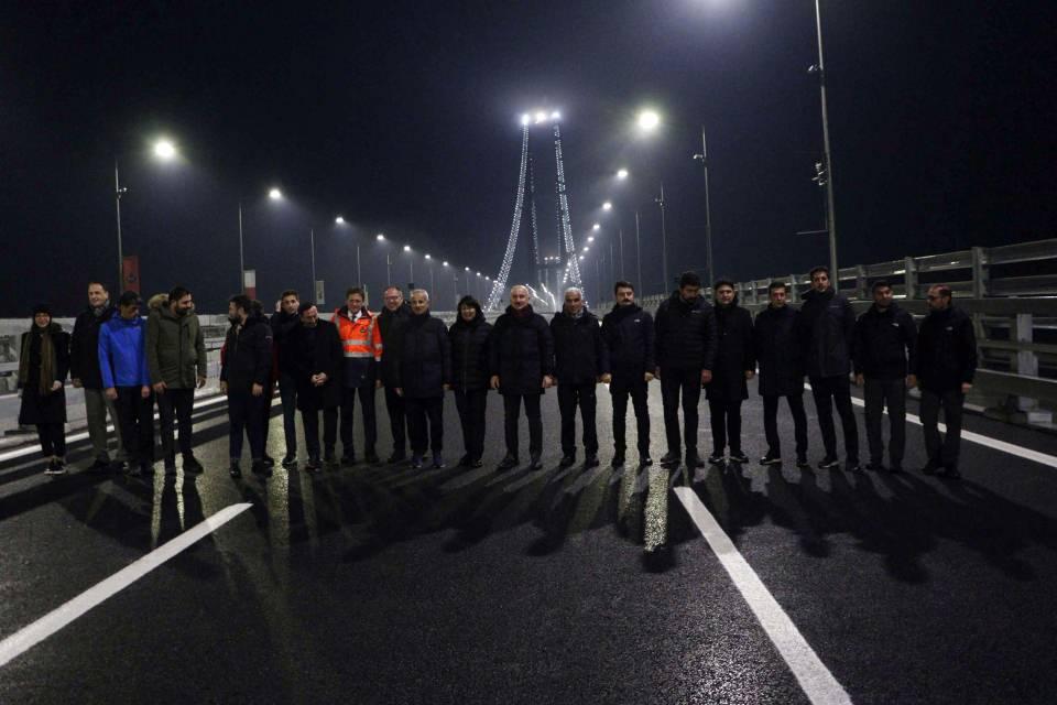 <p>Ulaştırma ve Altyapı Bakanı Adil Karaismailoğlu, yarın Cumhurbaşkanı Recep Tayyip Erdoğan tarafından açılışı gerçekleştirilecek 1915 Çanakkale Köprüsü'nde, gün doğumunu Avrupa’dan Asya’ya yürüyerek karşıladı.</p>
