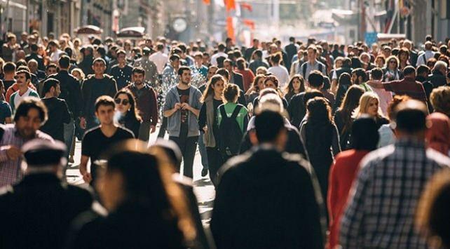 <p>Nüfus projeksiyonlarına göre, ortanca yaşın 2025'te 34,1, 2030'da 35,6, 2040'ta 38,5, 2060'ta 42,3 ve 2080'de 45 olacağı tahmin edildi.</p>