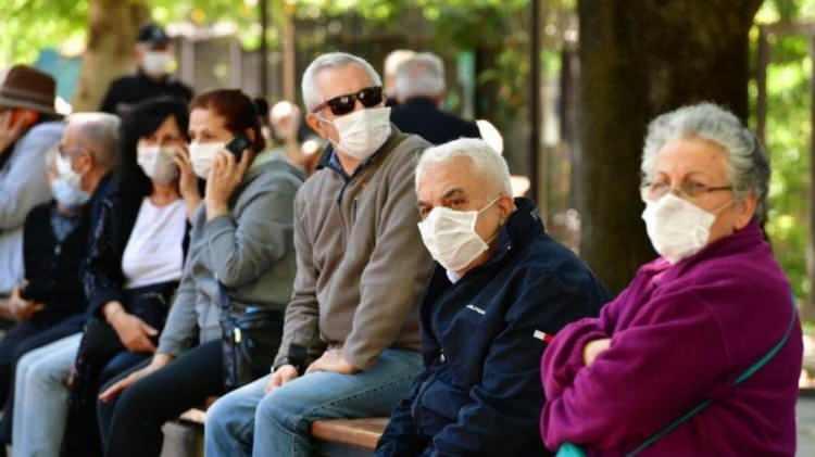 <p>Nüfus projeksiyonlarına göre, yaşlı bağımlılık oranının 2025'te yüzde 16,4, 2030'da yüzde 19,6, 2040'ta yüzde 25,3, 2060'ta yüzde 37,5 ve 2080'de yüzde 43,6 olacağı öngörüldü.</p>