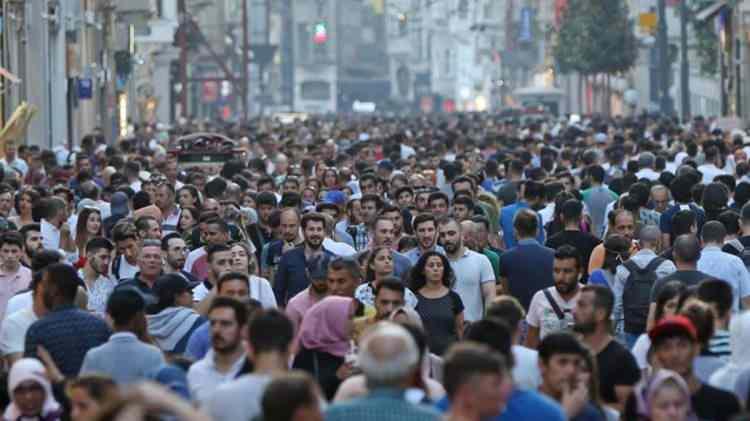 <p>Nüfus tahminlerine göre, 2021'de dünya nüfusunun 7 milyar 831 milyon 718 bin 605 kişi, yaşlı nüfusun ise 764 milyon 321 bin 142 kişi olduğu tahmin edildi. Buna göre, dünya nüfusunun yüzde 9,8'ini yaşlı nüfus oluşturdu. </p>