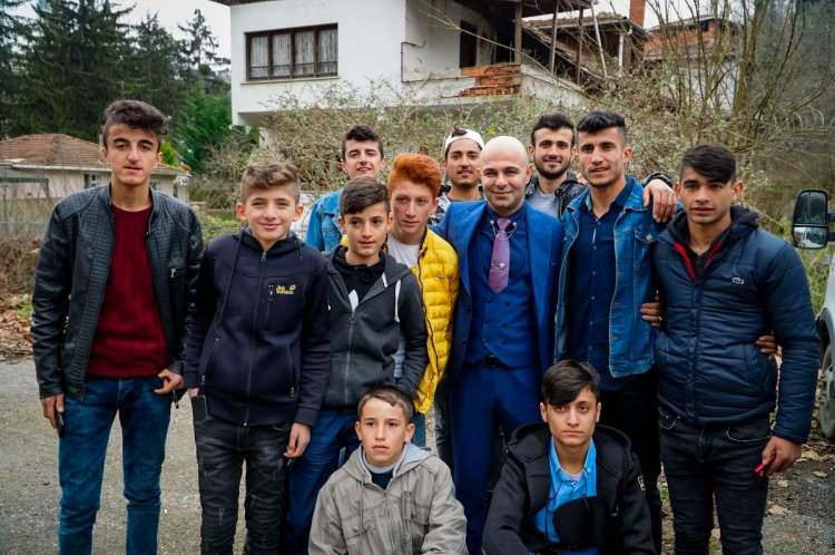 <p>Toplam nüfus içinde yaşlı nüfus oranının yıllara göre en düşük olduğu illerin, genç nüfus yapısına sahip olan Şanlıurfa, Şırnak ve Hakkari olduğu görüldü.</p>
