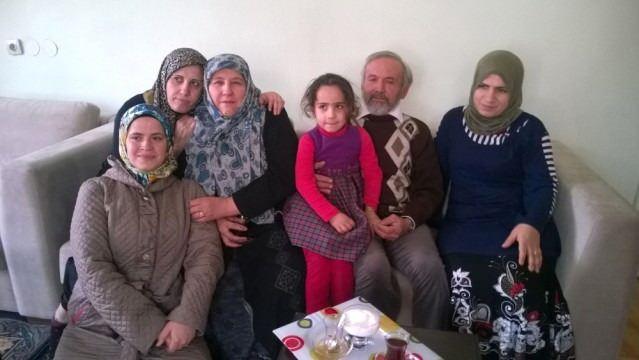 <p><strong>HER 4 HANEDEN BİRİNDE EN AZ BİR YAŞLI FERT VAR</strong></p>

<p>Türkiye'de 2021'de toplam 25 milyon 329 bin 833 haneden 6 milyon 112 bin 760'ında yaşlı nüfus olarak tanımlanan 65 ve daha yukarı yaşta en az bir fert bulunduğu belirlendi. Diğer bir ifadeyle, hanelerin yüzde 24,1'inde en az bir yaşlı fert yaşadığı görüldü.</p>
