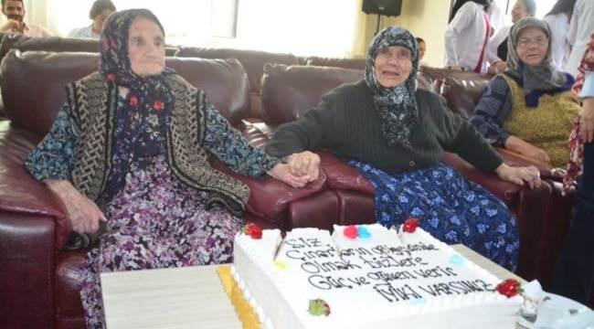<p>Yaşlı nüfusun yüzde 0,1'ini oluşturan 100 yaş ve üzerindeki yaşlı kişi sayısı 2021'de 5 bin 859 oldu. Türkiye'de 100 yaş ve üzerinde en fazla yaşlıya sahip ilk üç il sırasıyla 815 kişiyle İstanbul, 276 kişiyle Şanlıurfa ve 272 kişiyle Mardin iken, en az yaşlıya sahip ilk üç il ise 7 kişiyle Bartın ve Bayburt, 8 kişiyle Ardahan ve Bilecik oldu.</p>