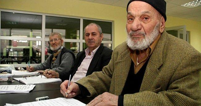 <p>OKUMA YAZMA BİLMEYEN YAŞLILARIN ORANI DÜŞTÜ</p>
<p>Yaşlı nüfus içinde okuma yazma bilmeyenlerin oranı, 2016'da yüzde 20,8 iken 2020'de yüzde 15,6'ya düştü. Okuma yazma bilmeyen yaşlı kadınların oranı yüzde 24,2, yaşlı erkeklerin oranı yüzde 4,7 çıktı.</p>