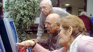 <p>Eğitim durumuna göre yaşlı nüfus incelendiğinde, 2016'da yaşlı nüfusun yüzde 43,7'si ilkokul mezunu, yüzde 5,6'sı ortaokul veya dengi okul/ilköğretim mezunu, yüzde 5,9'u lise veya dengi okul mezunu, yüzde 5,8'i yükseköğretim mezunu iken 2020'de ilkokul mezunu olanların oranı yüzde 46,1'e, ortaokul veya dengi okul/ilköğretim mezunu olanların oranı yüzde 7,9'a, lise veya dengi okul mezunu olanların oranı yüzde 8'e, yükseköğretim mezunu olanların oranı ise yüzde 7,4'e yükseldi.</p>