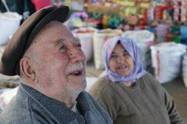 <p>Yaşlı nüfusun eğitim durumu cinsiyete göre incelendiğinde, önemli farklılıklar olduğu gözlendi. Bitirilen tüm eğitim düzeylerinde yaşlı erkek nüfus oranının yaşlı kadın nüfus oranından daha yüksek olduğu görüldü.</p>
