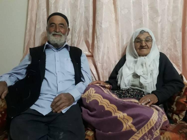 <p><strong>YAŞLI NÜFUSTA MEDENİ DURUM</strong></p>
<p>Yaşlı erkek nüfusun 2021 yılında yüzde 1,3'ünün hiç evlenmemiş, yüzde 83,7'sinin resmi nikahla evli, yüzde 3,6'sının boşanmış, yüzde 11,4'ünün eşi ölmüş olduğu görülürken yaşlı kadın nüfusun yüzde 2,7'sinin hiç evlenmemiş, yüzde 46'sının resmi nikahla evli, yüzde 4'ünün boşanmış, yüzde 47,4'ünün ise eşi ölmüş olduğu belirlendi.</p>