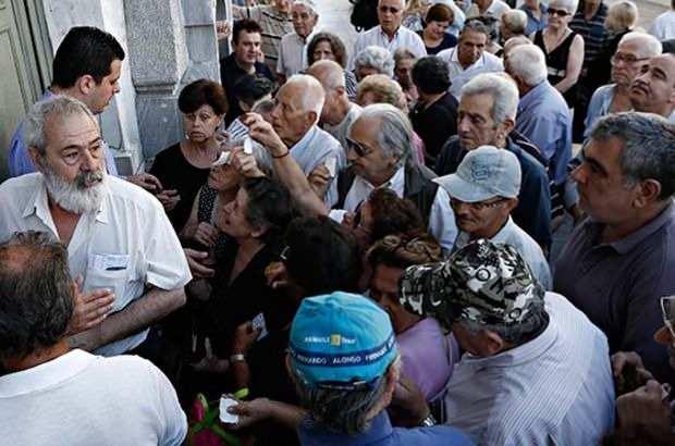 <p>Gelir ve Yaşam Koşulları Araştırması sonuçlarına göre, eşdeğer hane halkı kullanılabilir fert medyan gelirinin yüzde 60'ına göre hesaplanan yoksulluk oranı, 2016'da Türkiye geneli için yüzde 21,2 iken 2020'de yüzde 21,9 oldu. Bu oran, yaşlı nüfus için 2016'da yüzde 16 iken 2020'de yüzde 16,7'ya çıktı.</p>
