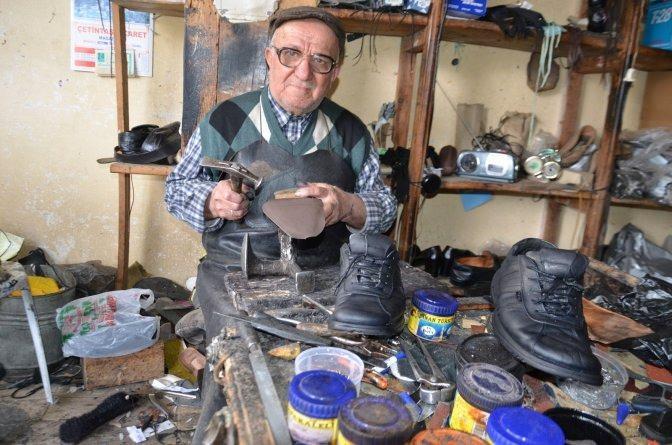 <p>Yaşlı nüfusun iş gücüne katılma oranı 2016'da yüzde 11,8 iken 2020'de yüzde 10'a geriledi. Bu oran cinsiyete göre incelendiğinde, yaşlı erkek nüfusta yüzde 16,8 iken yaşlı kadın nüfusta yüzde 4,6 olarak belirlendi. Yaşlı nüfustaki işsizlik oranının 2016'da yüzde 2,6 iken 2020'de yüzde 2,7 olduğu görüldü.</p>