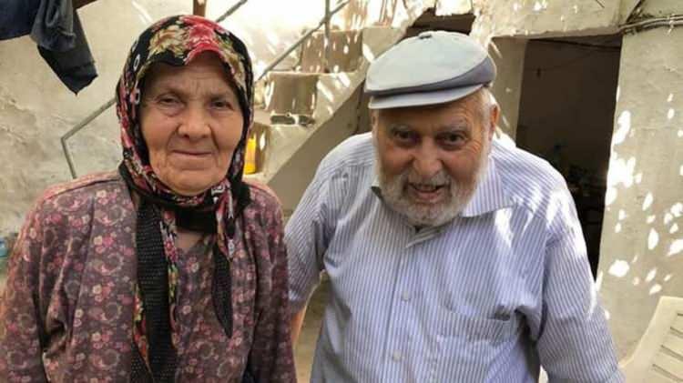 <p><strong>İNTERNET KULLANAN YAŞLI BİREYLERİN ORANI 4 KAT ARTTI</strong></p>
<p>Yaşam Memnuniyeti Araştırması Sonuçlarına göre, mutlu olduğunu beyan eden 18 ve daha yukarı yaştaki bireylerin oranı 2021'de yüzde 49,3 iken bu oran 65 ve daha yukarı yaştaki bireyler için yüzde 56,2 oldu. Yaşlı bireylerin genel mutluluk düzeyi cinsiyete göre incelendiğinde, 2021'de erkeklerin yüzde 51,2'si, kadınların ise yüzde 60,1'i mutlu olduğunu beyan etti.</p>