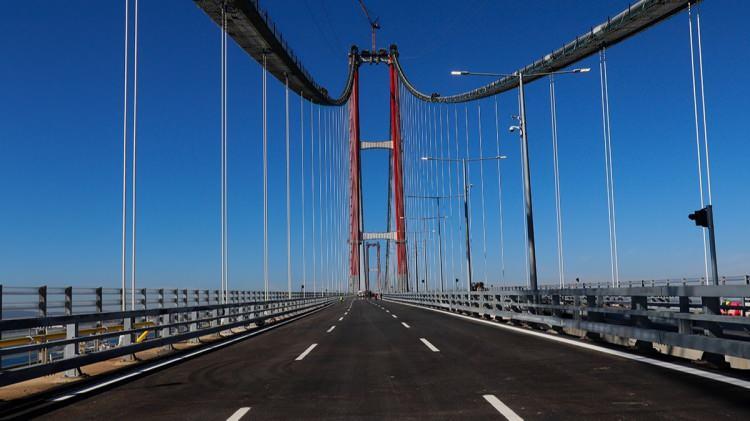 <p>Geniş açıklıkların aşılmasında en çok tercih edilen köprü tipi olan asma köprülerden en yenisi 1915 Çanakkale Köprüsü'nün tamamlanmasının ardından dünyanın en uzun 10 asma köprüsü arasında Türkiye'den de iki köprü yer alıyor. İşte zirveyi alan Çanakkale Köprüsü ve dünyanın en uzun asma köprüleri...</p>

<p> </p>

