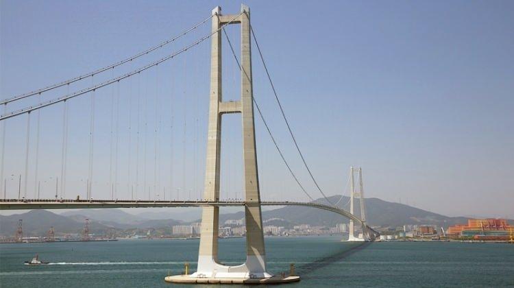 <p><strong>8. Yi Sun-sin Köprüsü (Güney Kore)</strong></p>

<p>Yi Sun-sin Köprüsü, Güney Kore'nin güney kıyısında bir asma köprüdür. Köprü, Yeosu Sanayi Kompleksi'ne Yaklaşım Yolunun bir parçasıdır. 2012'de açıldığından beri 1.545 m'lik ana açıklık uzunluğu ile dünyanın en uzun sekizinci asma köprüsüdür.</p>

