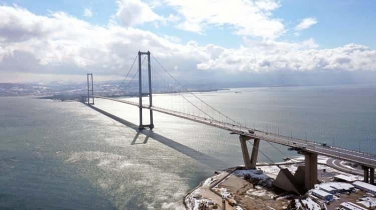 <p><strong>7. Osmangazi Köprüsü (Türkiye)</strong></p>
<p>Osmangazi Köprüsü, Otoyol 5 kapsamında, İzmit Körfezi'ndeki Dilovası Dil Burnu ile Altınova Hersek Burnu arasında 2016 yılında inşa edilen, 1.550 metre orta açıklığı ve 2.682 metre toplam uzunluğu ile dünyanın yedinci en uzun açıklıklı asma köprüsüdür.</p>