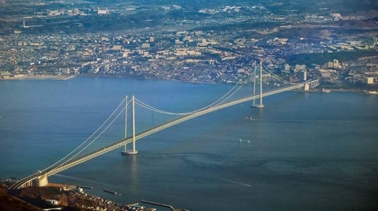 <p>2. Akashi Kaikyo Köprüsü (Japonya)</p>

<p>1998 yılında açılışı gerçekleştirilen Akashi Kaikyo Köprüsü, Japonya'da, Kobe şehri ile Awaji adasını birbirine bağlayan, dünyanın en uzun 2. asma köprüsüdür. 1991 metre orta açıklığa sahiptir, en yüksek noktası 282,8 metredir.</p>
