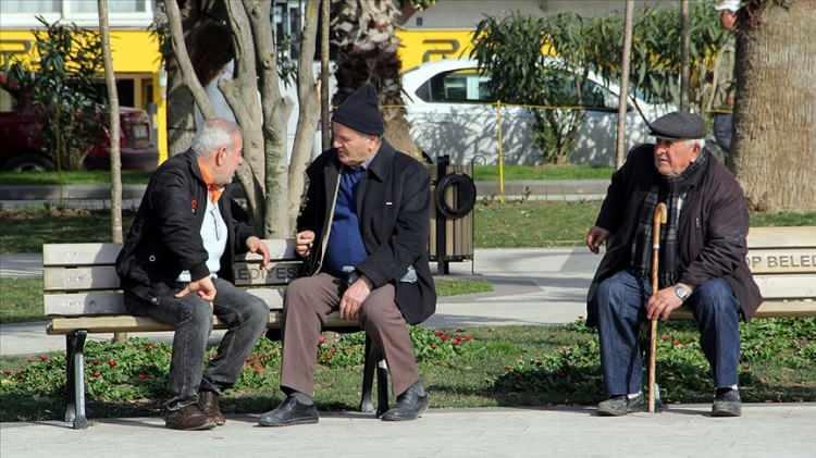 <p>Yaşlı nüfusun 2021'de yüzde 44,3'ünü erkek nüfus, yüzde 55,7'sini kadın nüfus oluşturdu. </p>