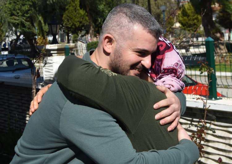 <p>Baba Mustafa da süreç boyunca yanlarında olan Dışişleri Bakanlığı yetkililerine teşekkür etti. Dudu Tekin'in torunu, gelini ve çocuğuna kavuştuğu anlar ise görenleri duygulandırdı.</p>

