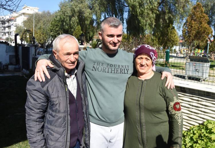 <p>Emrecan Tekin (27), eşi Anastasia (22) ve oğlu Cihangir Tekin (2) ile Dışişleri Bakanlığı'nın tahliye otobüsüyle İzmir'in Seferihisar ilçesindeki ailesinin yanına döndü. Tekin "Geçiş güzergahlarımızda hem Ukrayna hem de Rus askerleri vardı. Biz o yolda ölümü göze alıp çıktık" dedi. Emrecan'ın babası Mustafa Tekin (62) ile annesi Dudu Tekin (60) de, çocuklarına kavuşmanın heyecanını yaşadı.</p>
