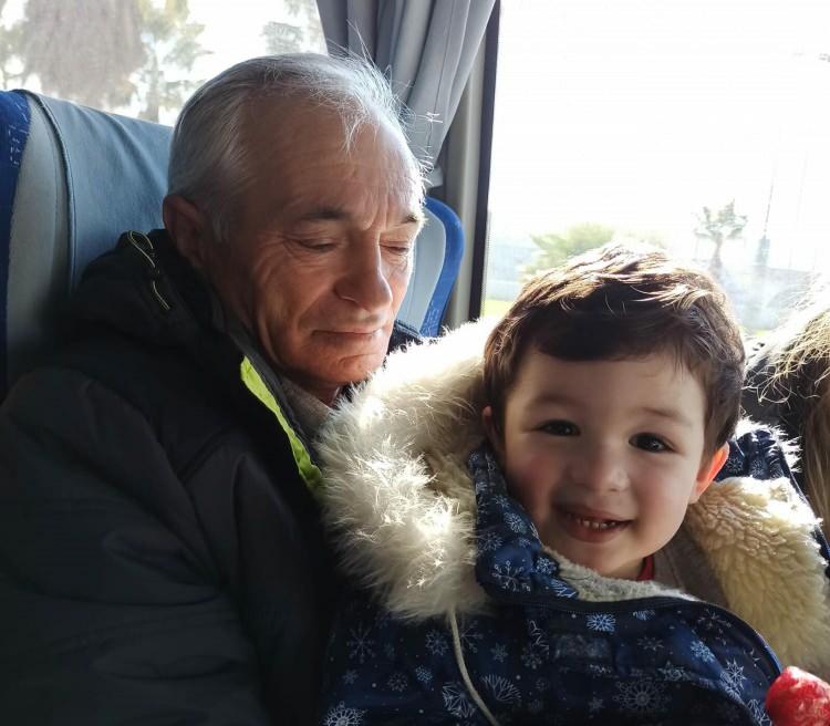 <p>TORUNUNA KAVUŞTUĞU AN DUYGULANDIRDI</p>
<p>Öte yandan, Emrecan Tekin'in babası Mustafa Tekin ile annesi Dudu Tekin de, çocuklarına ve torunlarına kavuşmanın heyecanını yaşadı. Anne Dudu "Ben onları görür görmez hemen torunuma koştum. Çok duygulanmıştım. Çok şükür kavuştuk. Allah herkesi mutlu edip kavuştursun" dedi. </p>