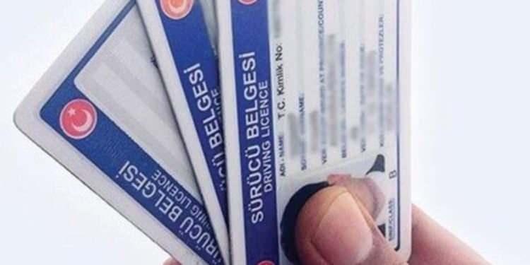 <p><strong>2022 EHLİYET YENİLEME EVRAKLARI NEELER?</strong></p>
<p>Kimlik Belgesi</p>
<p>Sürücü Sağlık Raporu</p>
<p>Sürücü belgesi değerli kâğıt ve harç bedeli, vakıf payı</p>
<p>1 adet biyometrik fotoğraf</p>