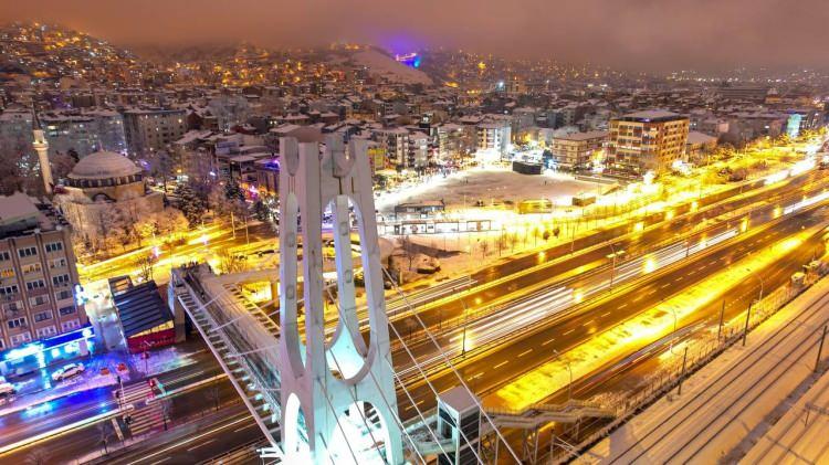 <p>Önemli kış turizmi destinasyonlarından Kartepe'nin zirvesinde kar kalınlığı 3 metreye yaklaşınca tatilciler ise karın keyfini sürmeye başladı. Dört mevsim ayrı bir güzelliğe bürünen Kocaeli'de akşam saatlerinde çekilen kış fotoğrafları da hayranlık uyandırdı. </p>
