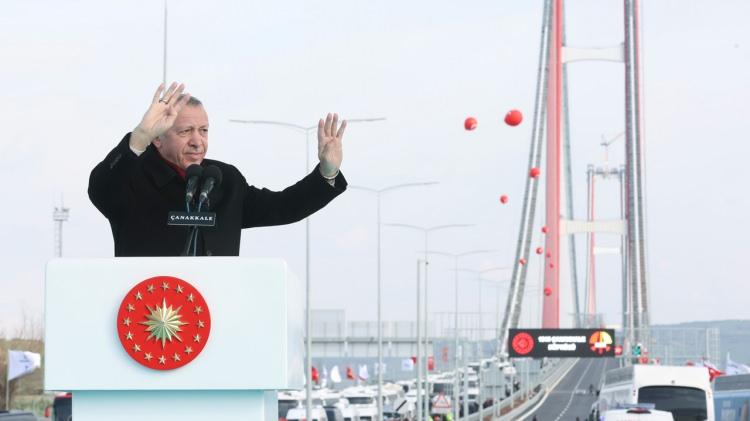 <p><span style="color:#FF0000"><strong>18 Mart Çanakkale Zaferi ve Şehitleri Anma Gününün 107. yıl dönümünde Cumhurbaşkanı Recep Tayyip Erdoğan tarafından açılışı yapılan ve dünyanın en büyük asma köprüsü unvanına sahip olan 1915 Çanakkale Köprüsü, görkemiyle görenleri kendine hayran bıraktı. </strong></span></p>
