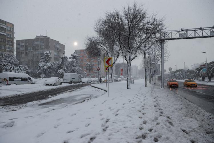 <p>BİNGÖL</p>
<p>Bingöl'de kar nedeniyle eğitime bugün ara verildi.</p>
<p>Valilikten yapılan açıklamada, kent genelinde yoğun kar yağışının ve olumsuz hava koşullarının devam ettiği belirtildi.</p>
<p>Yaşanabilecek aksaklıklar nedeniyle merkez ve tüm ilçelerde eğitim ve öğretime bugün ara verildiği bildirildi.</p>
<p>Kamu kurum ve kuruluşlarında görevli engelli ve hamile personelin de idari izinli sayılacağı kaydedildi.</p>