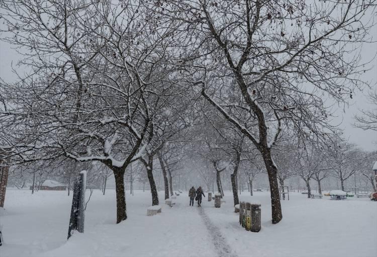 <p>SİNOP</p>
<p>Sinop’ta kar yağışı ve buzlanma nedeniyle merkez ilçede taşımalı eğitime bugün ara verildi.</p>
<p>Valilikten yapılan yazılı açıklamada, meteorolojik verilere göre kentteki kötü hava koşullarının etkili olmaya devam ettiği vurgulandı.</p>
<p>Açıklamada, değerlendirmeler sonucu kar yağışının sürdüğü merkez ilçede bugün taşımalı eğitime ara verildiği kaydedilerek vatandaşlardan dikkatli olmaları istendi. </p>