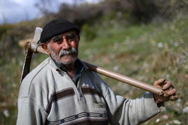 <p>Mevsimlik orman işçisi olarak 35 yıldır fidan diken Duran Gümüş, bugüne kadar 550 bine yakın fidanla "yeşil vatan"a hizmet etti.<br />
Kahramanmaraş'ın Kalekaya Mahallesi'nde 76 yıl önce dünyaya gelen Gümüş, çocukluğunda, evinin bahçesindeki fındık bahçesinde ağaç sevgisi edindi.</p>
