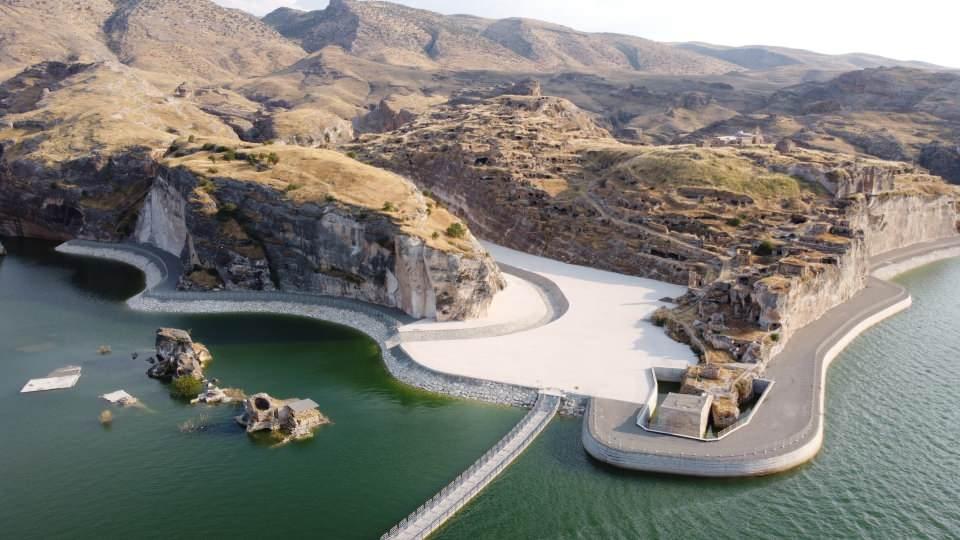 <p>Batman Valisi Hulusi Şahin İhlas Haber Ajansı’na (İHA) Hasankeyf’te devletin yaptığı yatırımlarla ilgili açıklamalarda bulundu. </p>
