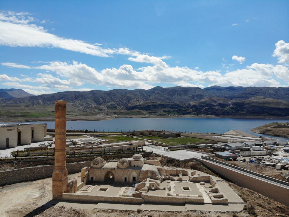 <p>Batman’ın tarihi ilçesi Hasankeyf ilçesinde Çevre Şehircilik Bakanlığı TOKİ aracılığıyla millet bahçesi yapımı için çalışmalar başlatıldı.<br />
 </p>
