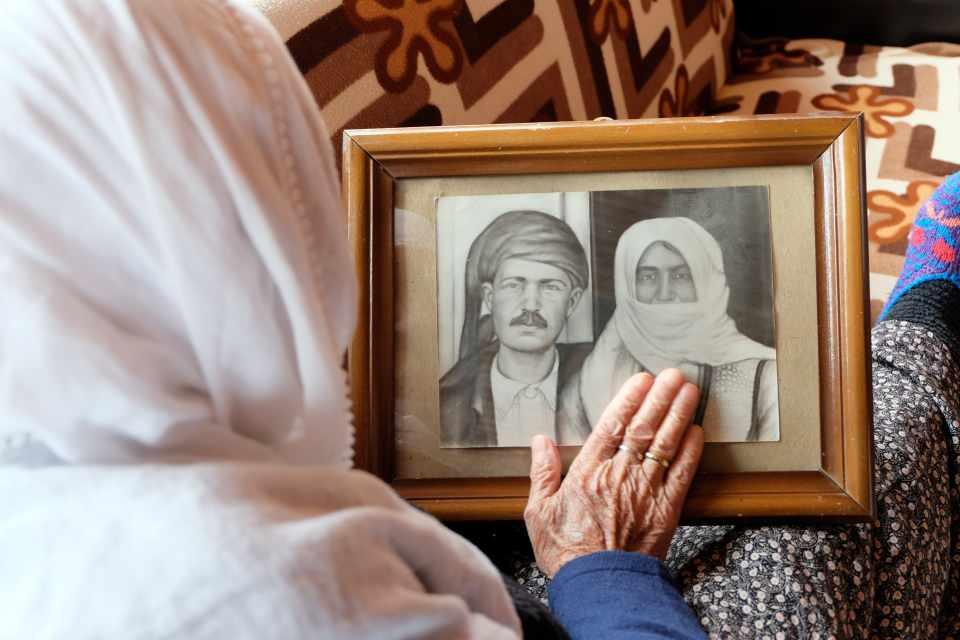 <p>Cepheye 16 yaşında giden ve Çanakkale Savaşı’ndan gazi olarak memleketine dönen eşi Temel Doğan’ın, savaştan döndükten sonra kendisine askerlik anılarını anlattığını söyleyen Güllü Doğan, savaşın yokluk içerisinde geçtiğini ve eşinin ayağında potinin bile olmadığını anlattığını söyledi. </p>
<p> </p>