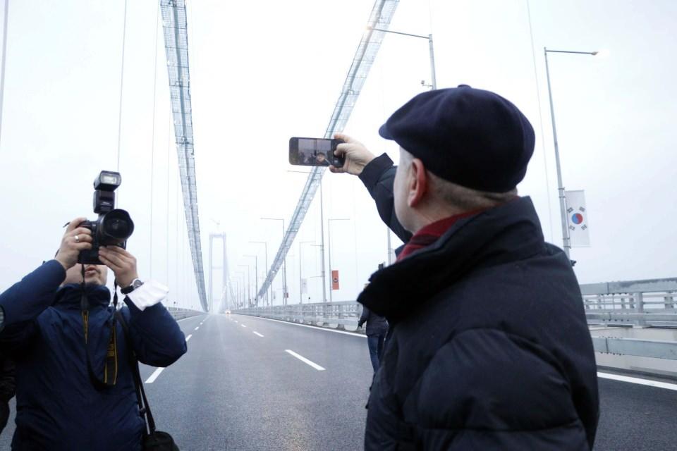 <p>Burası Avrupa’nın çıkış yolu, bir lojistik koridoru olarak yüzyıllar boyu bu ülkeye hizmet edecek. Bütün vatandaşlarımızı yarın gelebilecekleri Çanakkale’ye, gelemeyecekleri televizyonların başında bu muhteşem eserin açılışına bekliyoruz."</p>