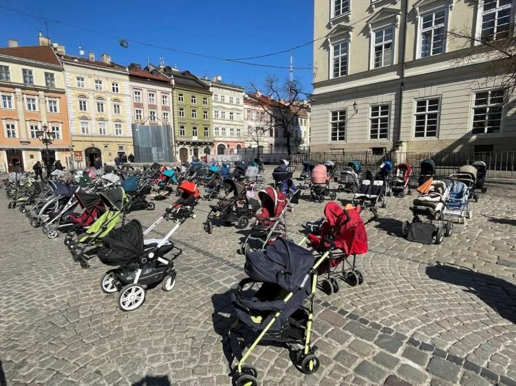 <p>Rusya'nın Ukrayna'ya saldırılarında hayatını kaybettiği açıklanan 109 çocuk, Lviv şehrinde meydana bırakılan boş bebek arabalarıyla anıldı.</p>
