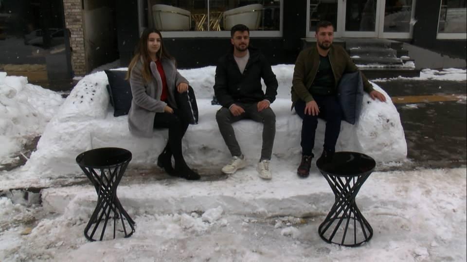 <div>Kentte etkili olan kar yağışı, yaşamı olumsuz etkilerken, Cumhuriyet Caddesi'nde mobilyacı işleten Şahin Mete de bu durumu eğlenceye dönüştürdü. </div>
