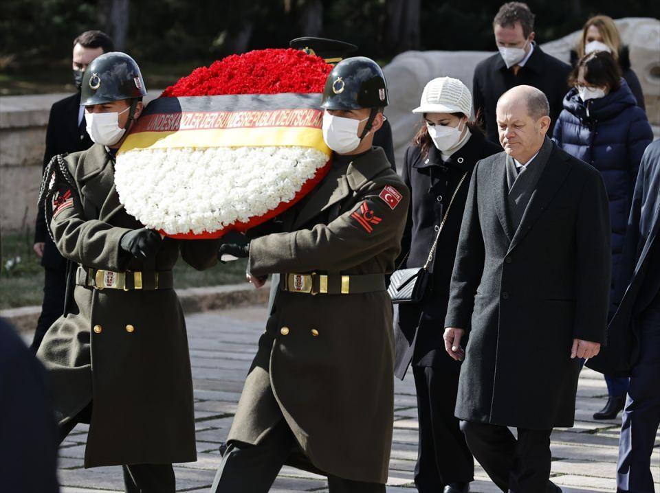 <p>Almanya Başbakanı Olaf Scholz, Anıtkabir'i ziyaret etti. Başbakan Scholz ve beraberindekiler, Aslanlı Yol'dan yürüyerek Atatürk'ün mozolesine geldi.</p>

<p> </p>
