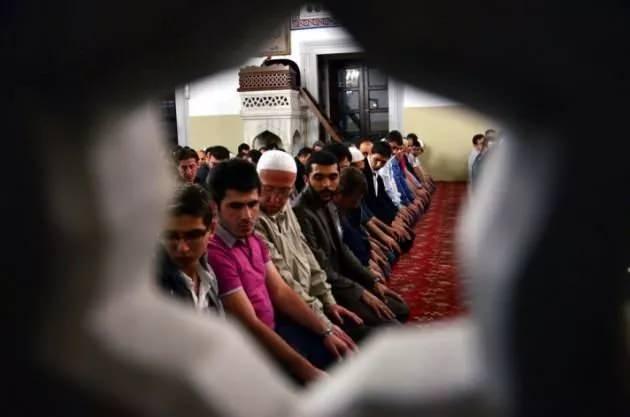 <p><strong>BERAT KANDİLİ DUASI</strong></p>

<p>Euzü billahi mine'ş-şeytani'r-racîm Bismillahi'r-rahmani'r-rahîm Ey Bizleri varlığa erdiren, Var olmadaki sonsuz zevki gönüllerimize duyuran, Güzeller Güzeli Rabbimiz! Sana sonsuz hamd ü senalar olsun.</p>
