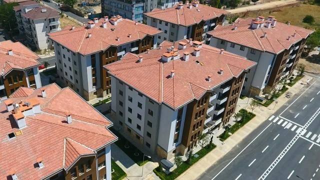 <p><strong>Örneğin; </strong>1 milyon liralık 150 metrekarelik daire 80 bin lira KDV ödenirken, 155 metrekarede ise 180 bin lira KDV ödeniyor. Yeni sistemle 5 metrekarelik bölüm yüzde 18'den vergilendirilecek bu tutar da 5805 lira olacak. Bu durumda ödenecek tutar 85 bin 805 lira olacak. Sektör temsilcileri düzenlemeyle 150 metrekarenin üzerinde konutlarda talebin artacağını, sektörün canlanacağını, fiyatların da düşeceğini dile getiriyor.</p>