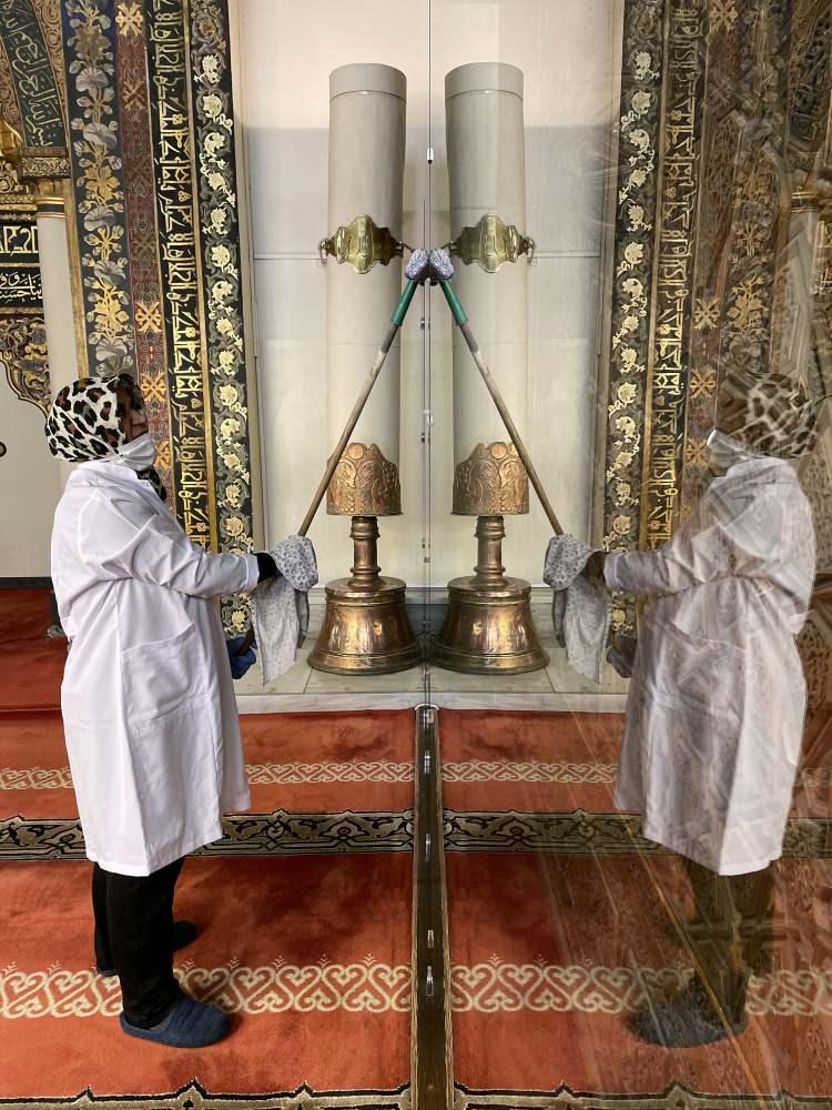 <p>Ramazan ayı için Ulu Cami'de ayrı bir heyecan yaşandığını anlatan Şanlı, şöyle dedi:</p>

<p>"İslam dini temizlik dinidir, dolayısıyla Ulu Cami her saat, her an temiz olduğu gibi ramazan için de özel bir bakım ve temizliğin de olduğunu söyleyebilirim. Şu anda camimizin içinde halılarımızın yıkanmasıyla beraber yine koku giderici, etrafının detaylı bir temizliğinin yapılmasıyla ilgili çalışma var. Cami içinde havuzdaki suyumuzun yenilenmesi, havuzun temizliği, havuzda abdest alacak vatandaşlarımızın hijyenik bir ortamda abdestlerini alabilmeleri noktasında büyük bir temizlik mevcut. Ulu Cami bir hat müzesidir, yerli ve yabancı turistlerimizin dikkatini çekerler. Kadınların başlarına almış olduğu örtüler, etekleri veya feraceleri tamamen kendilerine özel olarak üretilmiştir, tek kullanımlıktır."</p>
