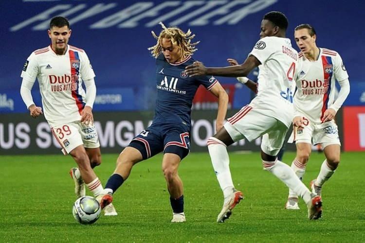 <p><strong>27. Xavi Simons</strong></p>

<p>PSG'nin Barcelona altyapısından transfer ettiği Simons, 18 yaşında ve on numara olarak oynuyor.</p>
