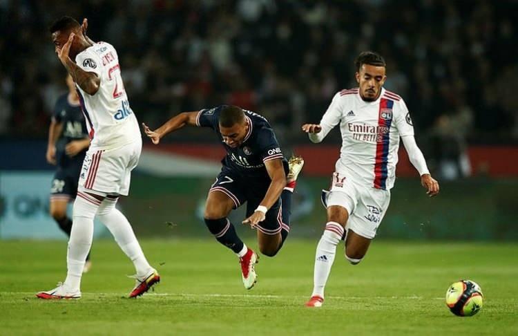 <p><strong>26. Malo Gusto</strong></p>

<p>Olimpik Lyon forması giyen 18 yaşındaki Fransız futbolcu Gusto, sağ bek olarak görev yapıyor.</p>
