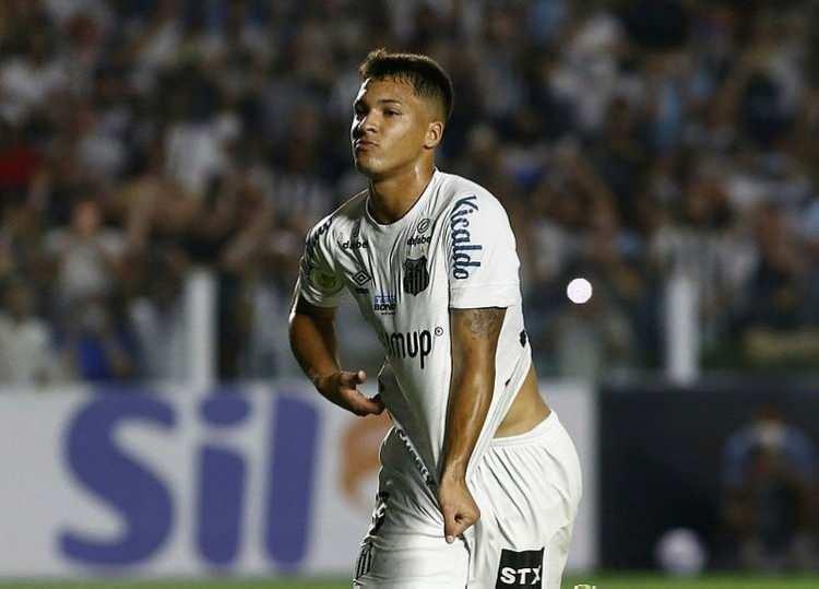<p><strong>14. Marcos Leonardo</strong></p>
<p>18 yaşındaki Brezilyalı futbolcu Leonardo, Brezilya Ligi ekiplerinden Santos'ta santrafor olarak forma giyiyor.</p>
