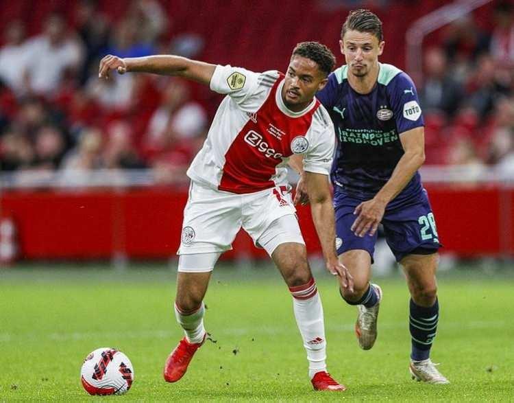 <p><strong>7. Devyne Rensch</strong></p>
<p>Ajax forması giyen Hollandalı futbolcu Rensch, 19 yaşında ve sağ bek oyuncusu.</p>