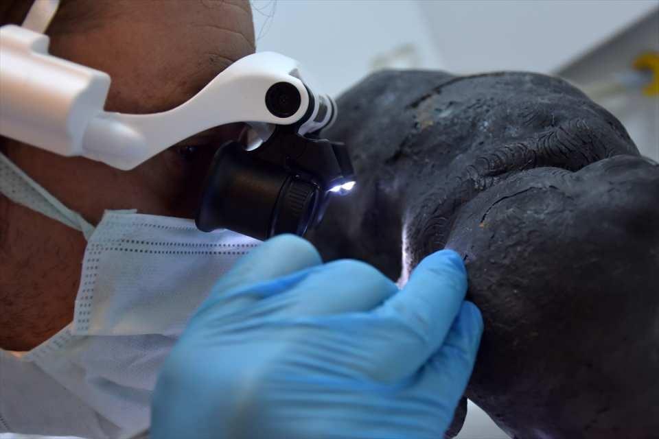 <p>Tekstil, ahşap, cam, metal fark etmeksizin bütün bu eserlerin üzerinde çalışılıyor. Müzelerin envanterinde ne varsa yada kazı alanlarından ortaya çıkarılan eserlerin yani kısacası organik ve inorganik eserlerin tüm süreçlerini burada yürütüyoruz." diye konuştu.</p>
<p> </p>