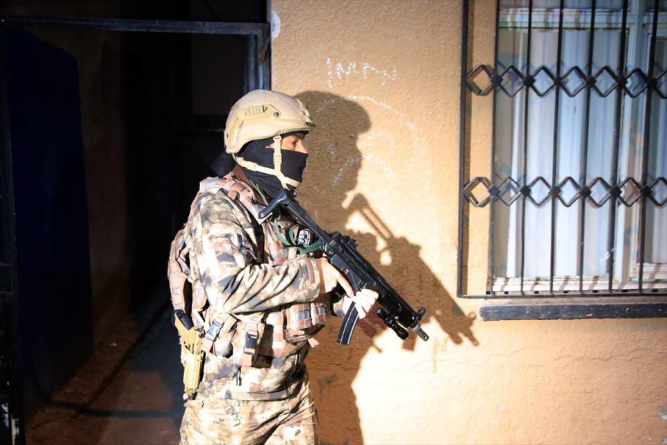 <p>Özel harekat polisleri, operasyon yapılan bölgelerdeki sokak giriş ve çıkışlarında uzun namlulu silahlarla önlem aldı.</p>

<p> </p>
