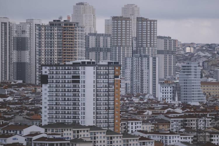 <p><strong>2 ÖRNEK:</strong> Örneğin kuaförlük yapan bir mükellef 2021 yılında 35 bin lira kazanç elde etti ve başka geliri bulunmuyor. Bu durumda elde ettiği gelir vergisinden istisna olacak, yıllık gelir vergisi beyannamesi vermeyecek. Taksi işletmeciliği faaliyeti dolayısıyla basit usule tabi olan mükellef 2021'de 45 bin lira kazanç elde etti. Aynı yıl sahibi olduğu konuttan da 25 bin lira kira geliri elde etti. Bu durumda, 2021 yılında taksicilik faaliyetinden elde ettiği kazancı gelir vergisinden istisna olduğundan, kira geliri için vereceği yıllık gelir vergisi beyannamesine basit usulde tespit edilen ticari kazancını dâhil etmeyecek.</p>