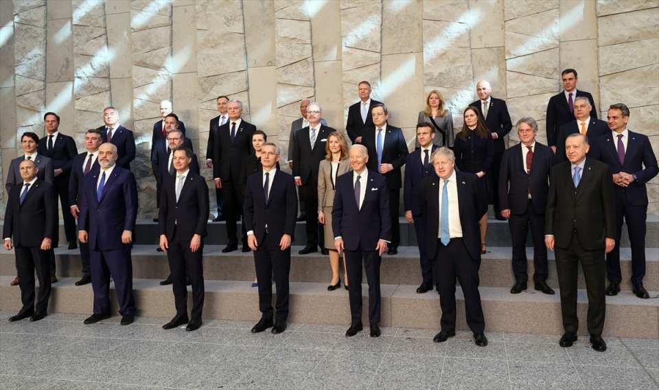 <p>NATO üyesi ülkelerin liderleri, Rusya'nın Ukrayna'ya saldırısı sonrasında ortaya çıkan durumu görüşmek üzere, NATO Karargahında bir araya geldi. Toplantı öncesinde aile fotoğrafı çektirildi.</p>

<p> </p>
