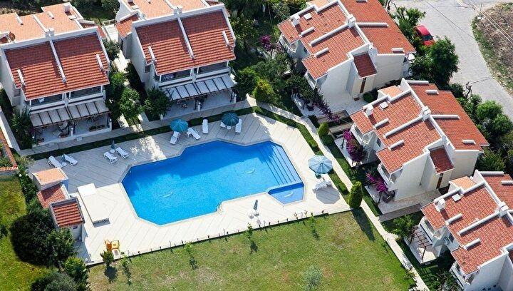 <p>Devre tatil satışının finansal kiralamayla yapılması durumunda da devre tatil sözleşmelerine ilişkin kanun hükümleri uygulanacak.</p>

<p>Ayni hakka konu devre tatil sözleşmelerinin, sadece Kat Mülkiyeti Kanunu'nda belirtilen usul ve esaslar kapsamında devre mülk sözleşmesi şeklinde kurulması zorunlu olacak.</p>

<p>Kooperatif veya ticaret şirketi ortaklığı ya da dernek veya vakıf üyeliği suretiyle devre tatil hakkı tanınması yasaklanarak kanunun getirdiği korumadan tüketicilerin yararlanması sağlanacak.</p>
