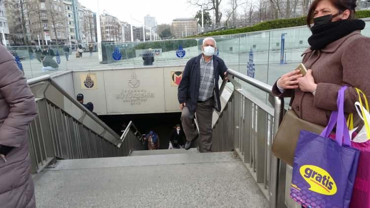 <p>İstanbul’un en işlek yerlerinden biri olan Taksim’de, metro ve otobüslere giden yürüyen merdivenler herhangi bir arıza levhası olmamasına rağmen çalışmadı. Merdivenleri kullanamayan özellikle yaşlı, çocuklu ve fiziki engeli bulunan vatandaşlar ise zor anlar yaşadı.</p>

