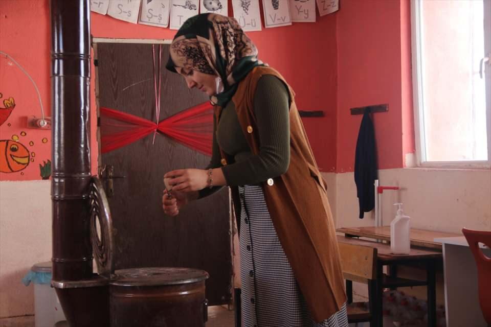 <p>Adıyaman'dan gelerek, 3 yıl önce Diyarbakır merkeze 178 kilometre uzaktaki Kulp ilçesine bağlı 50 haneli köydeki okulda göreve başlayan 24 yaşındaki Yıldız, öğrencilerini geleceğe hazırlarken, ilkbaharda etkisini sürdüren kar ve soğuk havayla da mücadele ediyor.</p>
<p> </p>