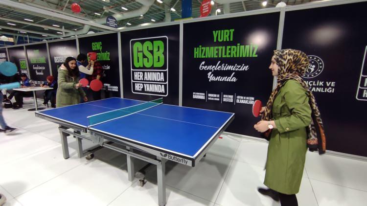 <p> Etkinliklerde gençlerin yeteneklerini keşfedip geliştirmelerine katkıda bulunmayı, ekonomi, eğitim, kültür, sanat, bilim, sağlık, spor gibi her alanda gençlerin destekler hakkında bilgilendirilmesini ve doğru yönlendirilmeleri sağlanıyor.</p>
